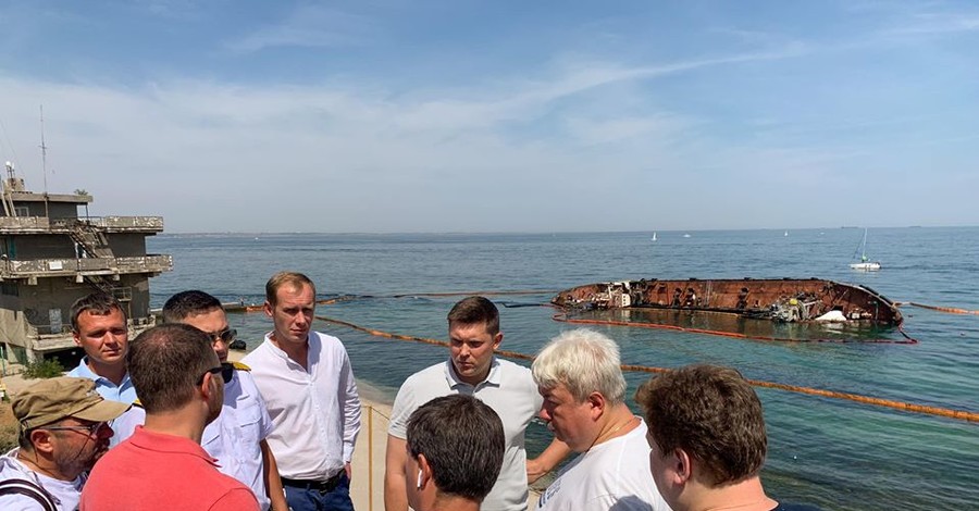 Ситуацию с затонувшим танкером Delfi в Одессе признали чрезвычайной, местного уровня