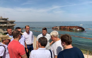 Ситуацию с затонувшим танкером Delfi в Одессе признали чрезвычайной, местного уровня