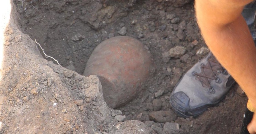 В Белгород-Днестровской крепости археологи нашли 200-летнюю стеклянную бутылку с жидкостью