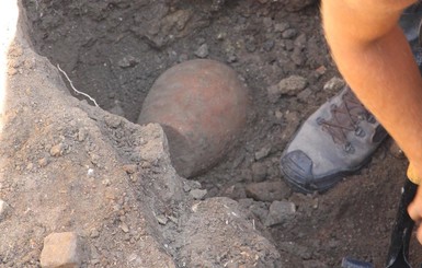 В Белгород-Днестровской крепости археологи нашли 200-летнюю стеклянную бутылку с жидкостью