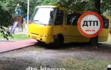 В Киеве двое угнали маршрутку и гоняли по дворам
