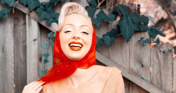 Копия Мэрилин Монро из TikTok: Мой муж тоже так одевается, поэтому на нас глазеют