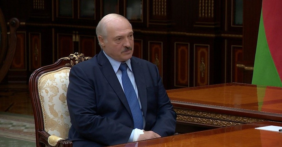 СМИ заподозрили, что руку Лукашенко перебинтовали из-за катетера