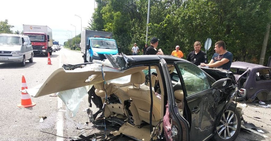 Подробности ДТП на трассе Киев-Чоп: старшая сестра погибла на месте, младшая впала в кому