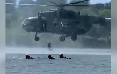 Под Харьковом на пляже из-за вертолета опрокинулась лодка