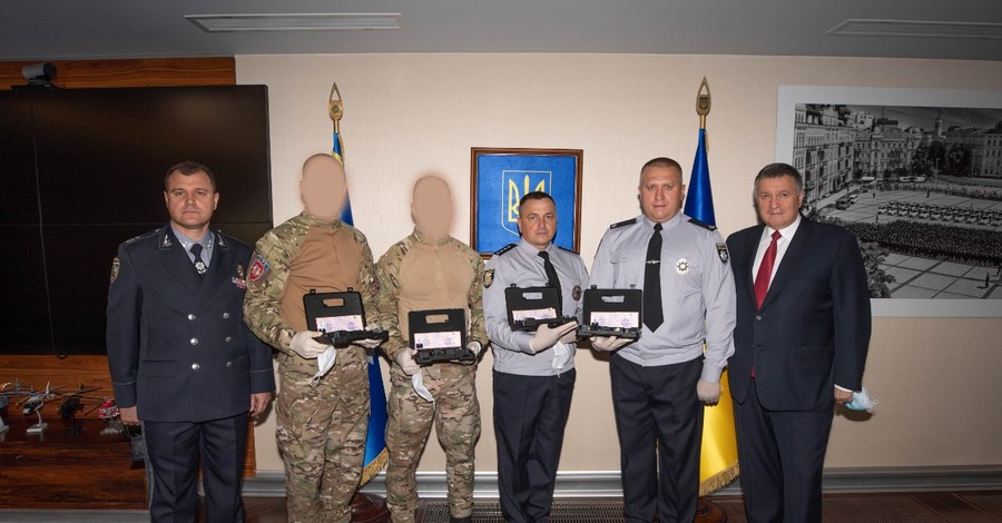 Аваков наградил полицейских, которые задерживали и ликвидировали полтавского террориста