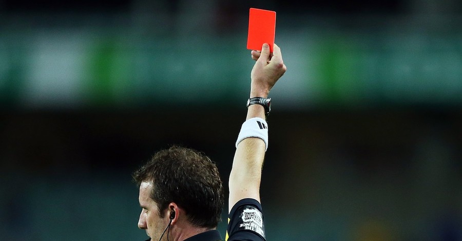 Новшество в футболе: за кашель на поле - прямая красная карточка