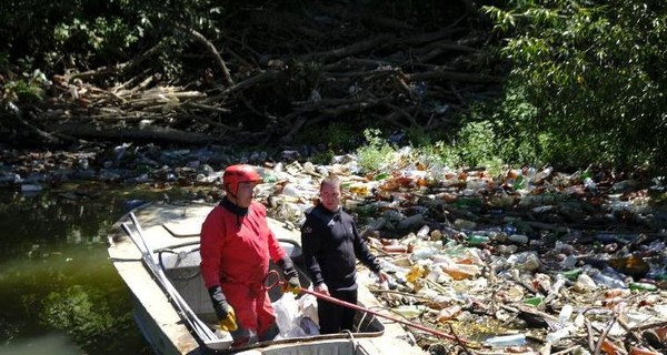 На Закарпатье реку перекрыла мусорная пробка из бутылок