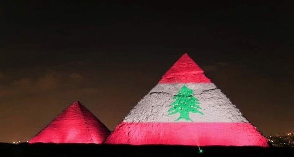Египетские пирамиды и небоскреб Бурдж-Халифа окрасились в цвета флага Ливана