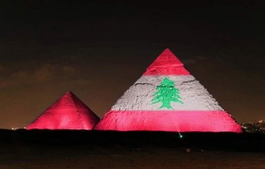Египетские пирамиды и небоскреб Бурдж-Халифа окрасились в цвета флага Ливана