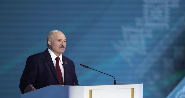 Лукашенко заявил, что Беларусь сейчас наразрыв: Россия боится потерять, а Запад интересуется
