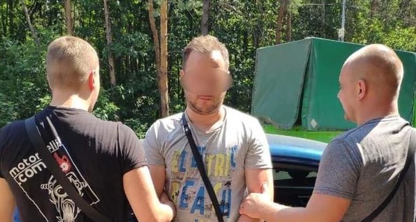 Под Киевом мужчина открыл стрельбу по автомобилю, пострадала девушка 