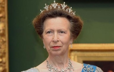 Королевская семья поделилась архивными снимками дочери Елизаветы II накануне ее 70-летия