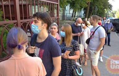 Как голосуют белорусы в Украине: посольство пускает по одному человеку