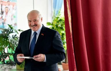 Лукашенко рассказал, как переболел коронавирусом и где гражданам Беларуси можно митинговать