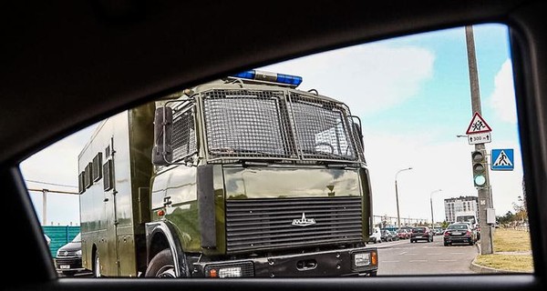 Выборы в Беларуси: СМИ увидели в Минске несколько видов техники и сообщили, что милиция окружила главную площадь 