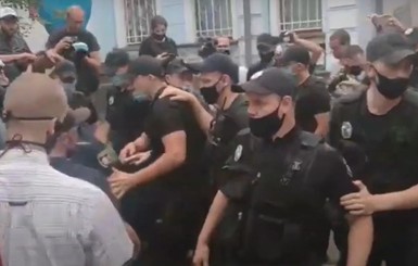 У посольства Беларуси в Киеве произошли столкновения с полицией, есть задержанные. Среди них экс-политзаключенный Кольченко