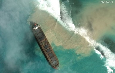Разлив нефти близ Маврикия видно из космоса: спутники сделали фото