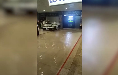 Ливень в Днепре: затопило торговый центр, а на улице воды по колено