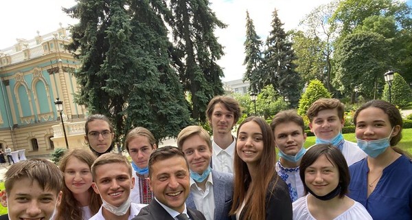 Ради селфи с выпускниками Зеленский нарушил социальную дистанцию