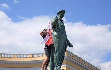 В Одессе противники Лукашенко повесили на памятник Дюку де Ришелье бело-красно-белый флаг