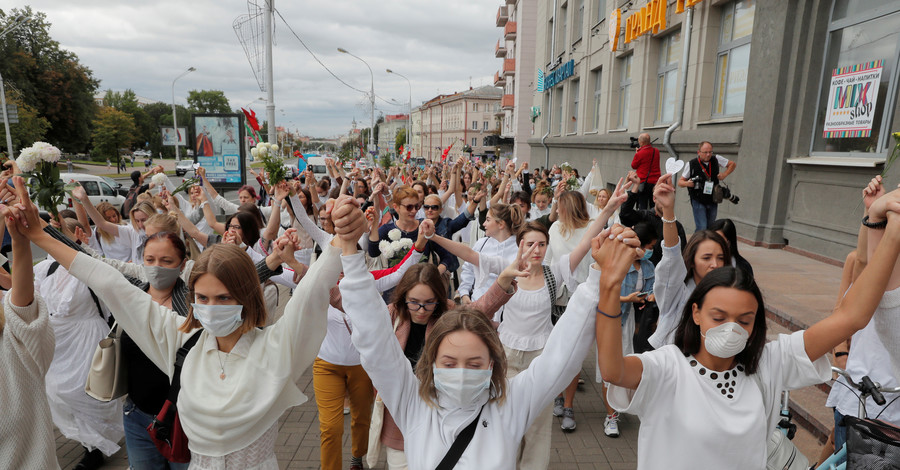 Протесты в Беларуси: на четвертый день на улицы вышли женщины и врачи
