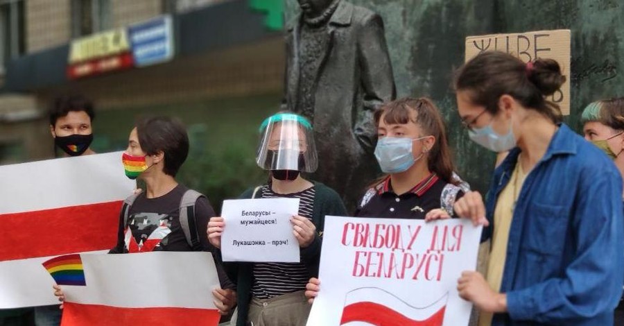 В Киеве жгут дымовые шашки и бросают файеры в посольство Беларуси