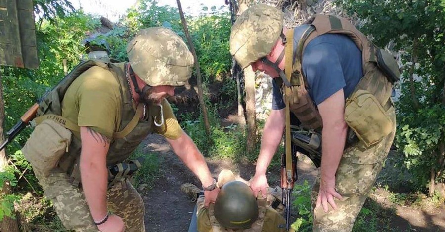 В Донбассе на мине подорвалась машина с военными