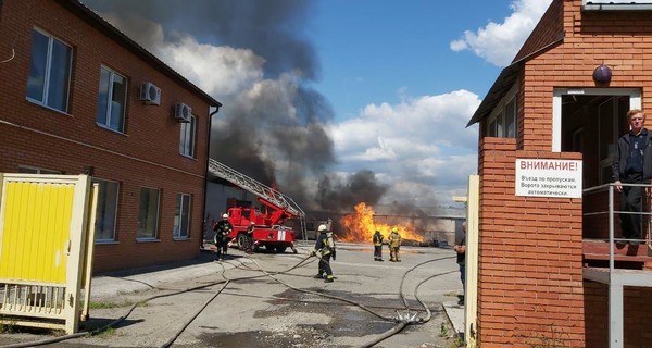 В Днепре произошел пожар на складах с машинным маслом