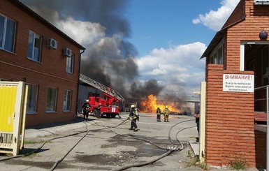 В Днепре произошел пожар на складах с машинным маслом