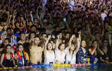 В Ухане тысячи людей без масок пришли на вечеринку в аквапарке после строгого карантина