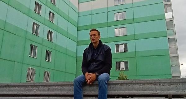 Навального госпитализировали с борта самолета, он без сознания в реанимации