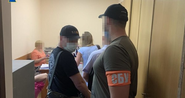 Чиновники из Медицинских сил ВСУ решили нажиться на масках и попались на взятке в миллион гривен