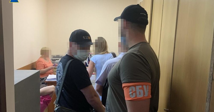 Чиновники из Медицинских сил ВСУ решили нажиться на масках и попались на взятке в миллион гривен