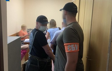 Чиновники из Медицинских сил ВСУ решили нажиться на масках и попались на взятке в миллион гривен