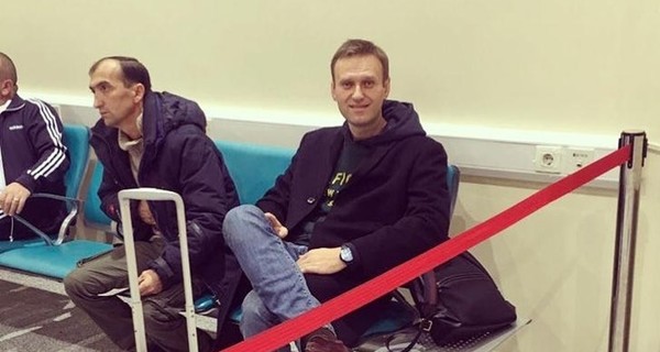 Врачи обнаружили яд в организме Навального и не пускают его в Германию