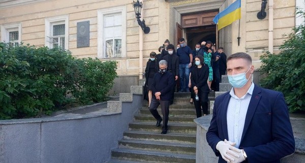 В Киеве прошла церемония прощания с тестем Порошенко