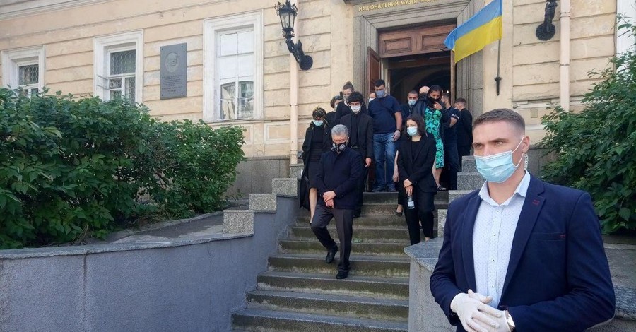 В Киеве прошла церемония прощания с тестем Порошенко
