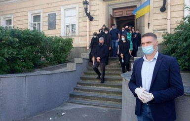 В Киеве прошла церемония прощания с тестем Порошенко