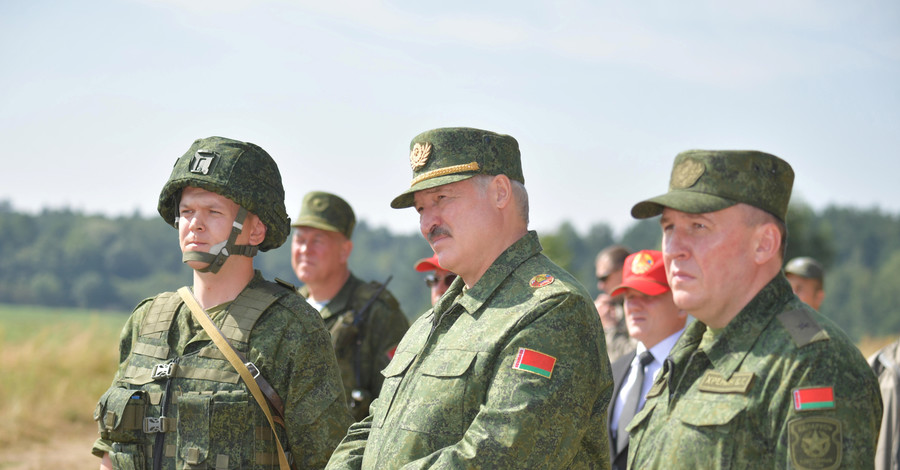 Лукашенко надел военную форму и привел войска в полную боевую готовность