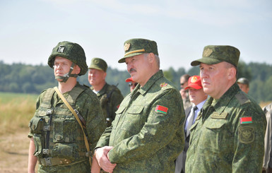 Лукашенко надел военную форму и привел войска в полную боевую готовность