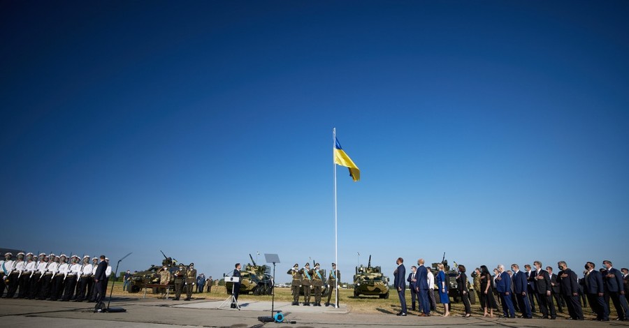 Как политики и чиновники поздравили украинцев с Днем флага