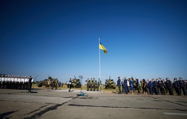 Как политики и чиновники поздравили украинцев с Днем флага