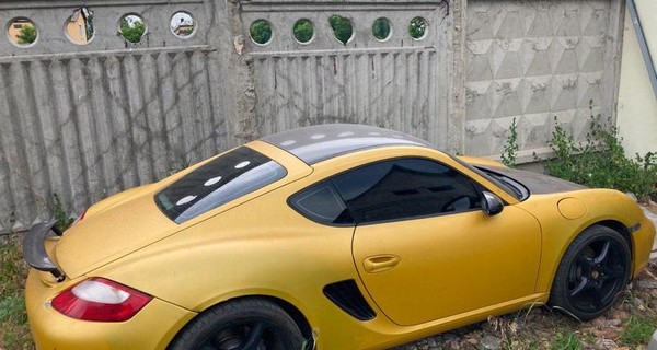 В Киеве у иностранца угнали Porsche с помощью эвакуатора