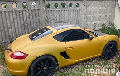 В Киеве у иностранца угнали Porsche с помощью эвакуатора