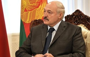 Лукашенко прибыл в свою резиденцию на вертолете: в соцсетях сравнивают 