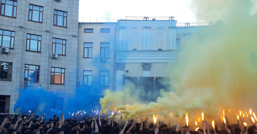 В Житомире ко Дню Флага устроили желто-голубое фаер-шоу