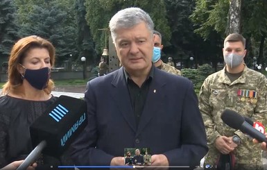В  День независимости Порошенко провел онлайн параллельно с Зеленским