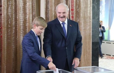 Белорусская оппозиция просит разобраться, как в руки несовершеннолетнего Коли Лукашенко попало боевое оружие