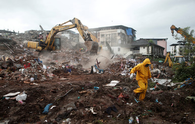В Индии под завалами обрушившегося дома находится 70 человек 
